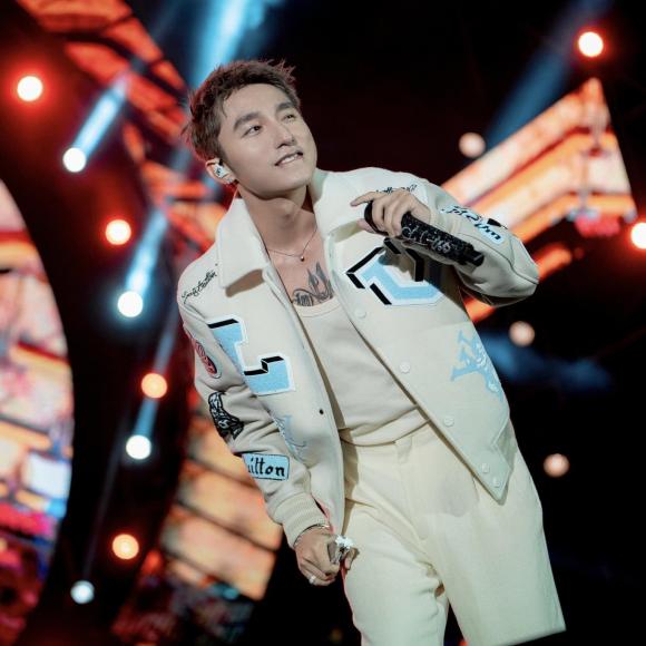 Sơn Tùng M-TP thi chống đẩy với fan