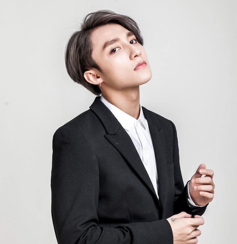 Sơn Tùng M-TP năng động trên sân khấu