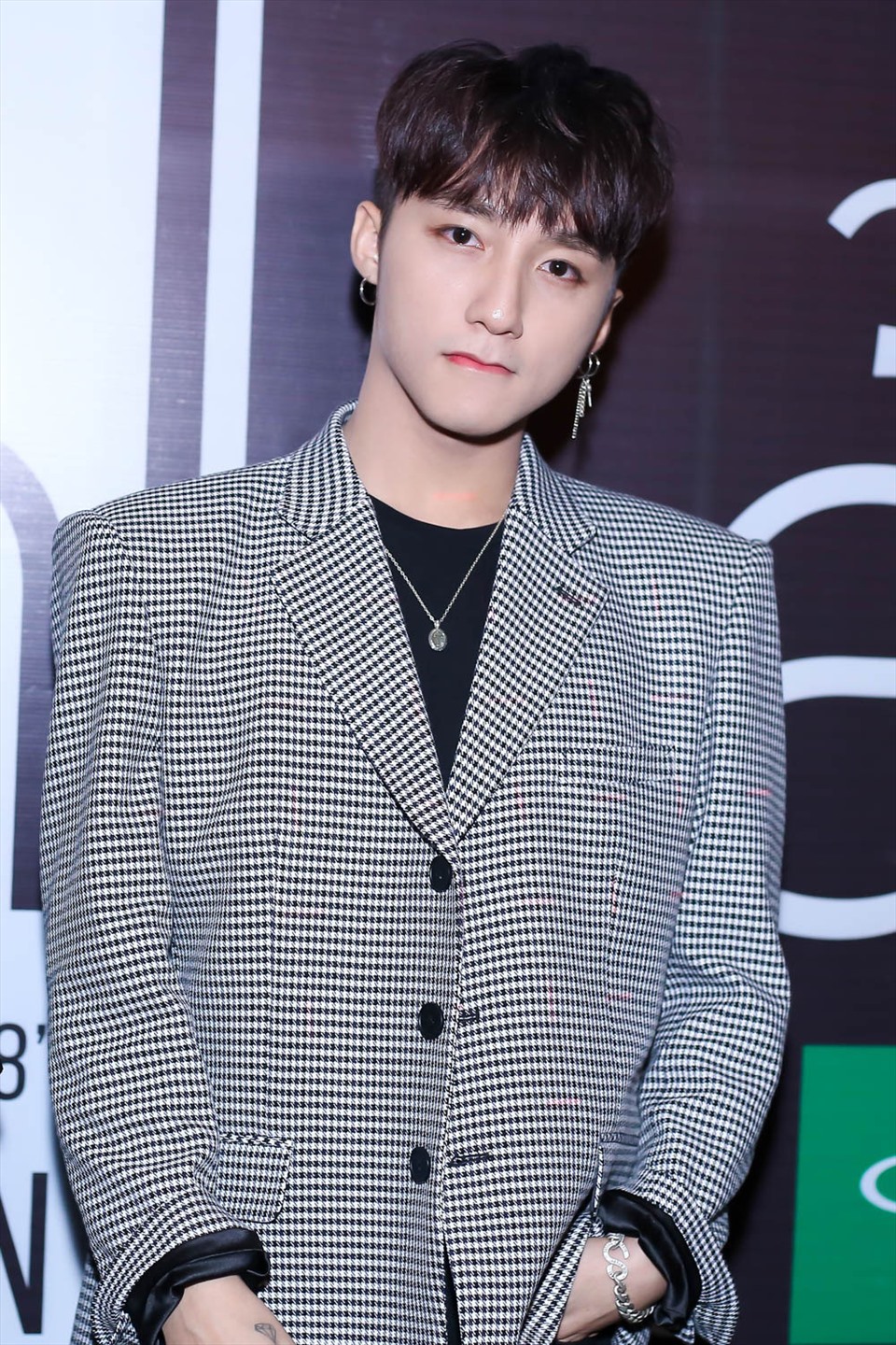 Sơn Tùng M-TP diện đồ 1.4 tỷ đi chợ